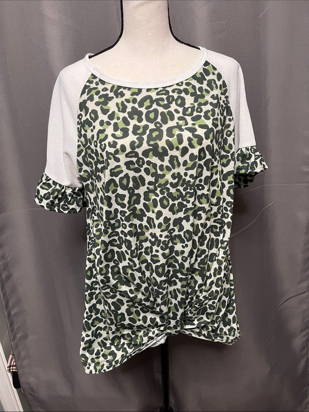 Green Leopard Print Raglan Short Sleeve Tee with Front Twist